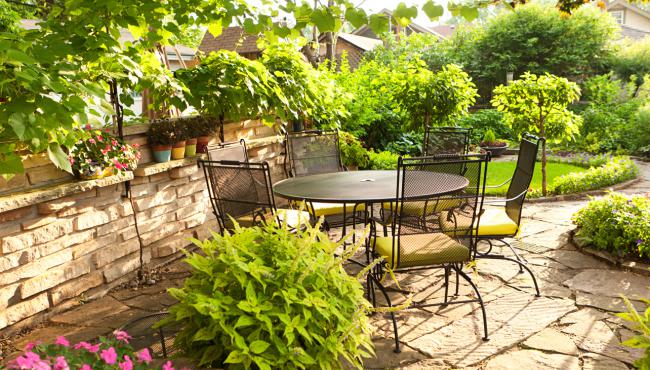 Gartengestaltung - Möbeln mit Topfpflanzen